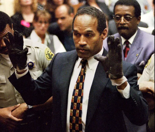 OJ Simpson con guantes negros en la corte.