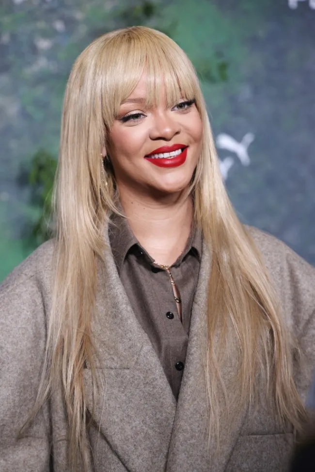 Rihanna sonriendo