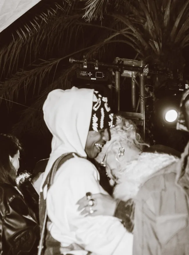Rihanna y A$AP Rocky abrazándose en la fiesta de Coachella