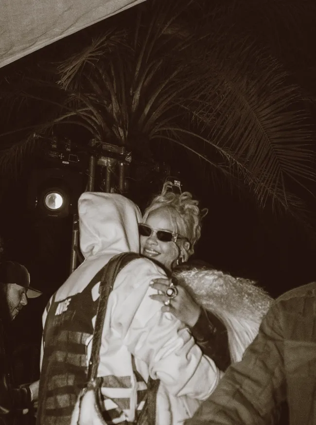 Rihanna y A$AP Rocky abrazándose