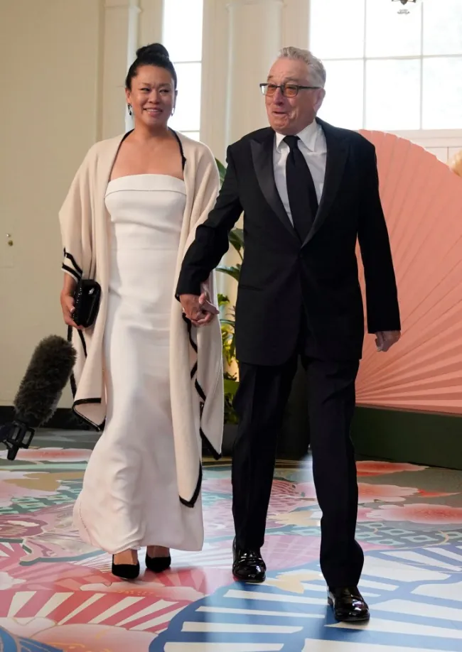 Robert De Niro y Tiffany Chen caminan tomados de la mano