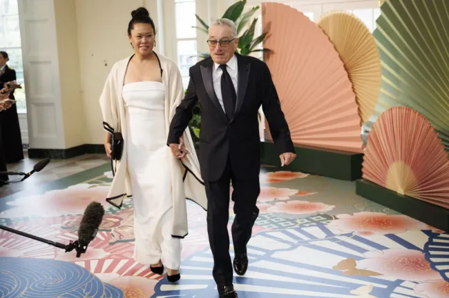 Robert De Niro y Tiffany Chen caminan tomados de la mano
