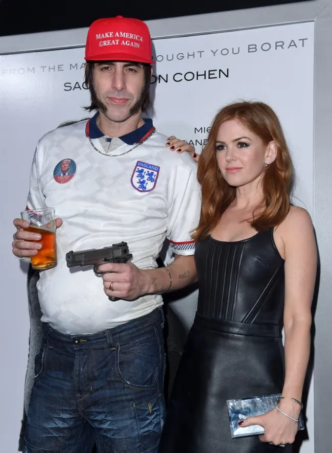Sacha Baron Cohen disfrazado con su esposa Isla Fisher.
