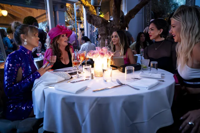 Scheana Shay, Ariana Madix y Lala Kent sentadas juntas