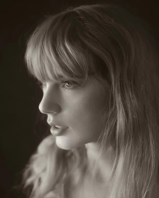 Una fotografía en blanco y negro de Taylor Swift.