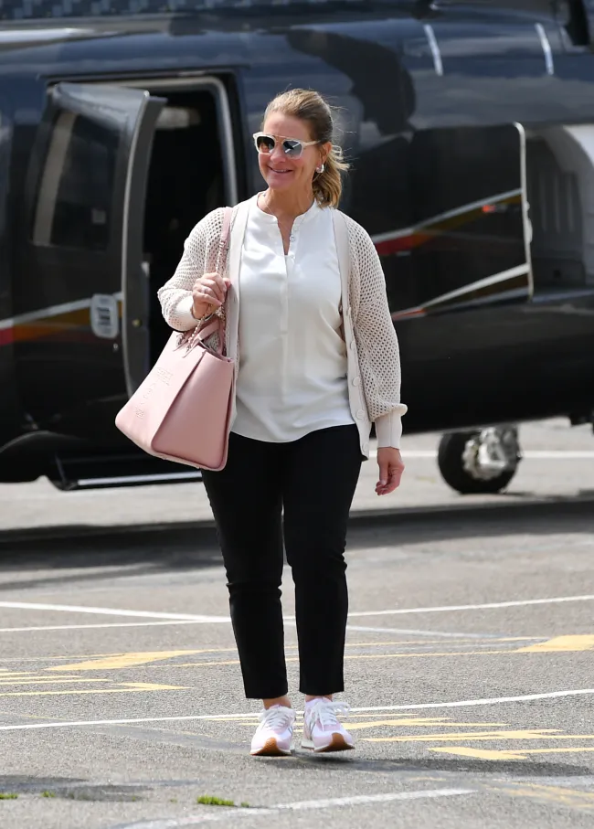 Melinda French Gates saliendo de un helicóptero