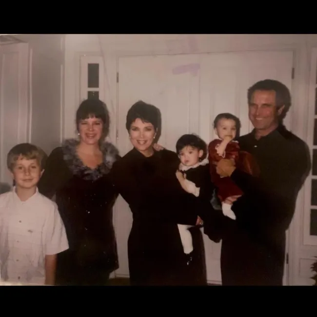 Karen Houghton, Robert Kardashian y Kris Jenner y sus hijos.