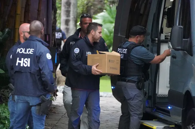 agentes federales transportando cajas