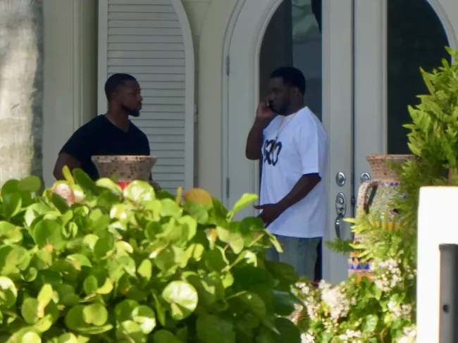 Sean Combs afuera de su casa en Miami.