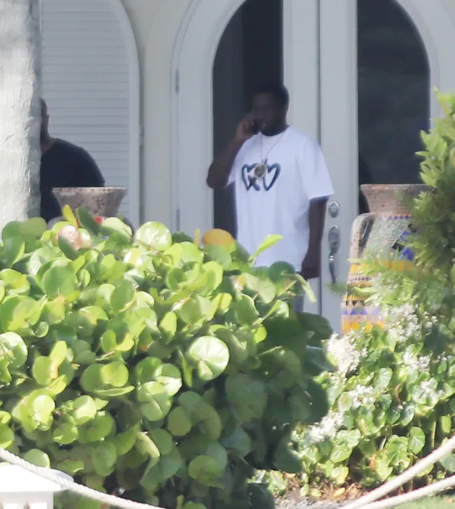 Sean Combs afuera de su casa en Miami.