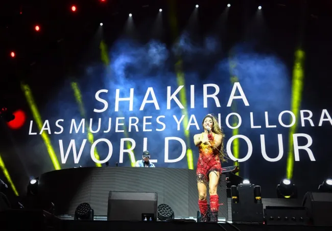 Shakira en el escenario durante Coachella frente a un cartel que decía: 