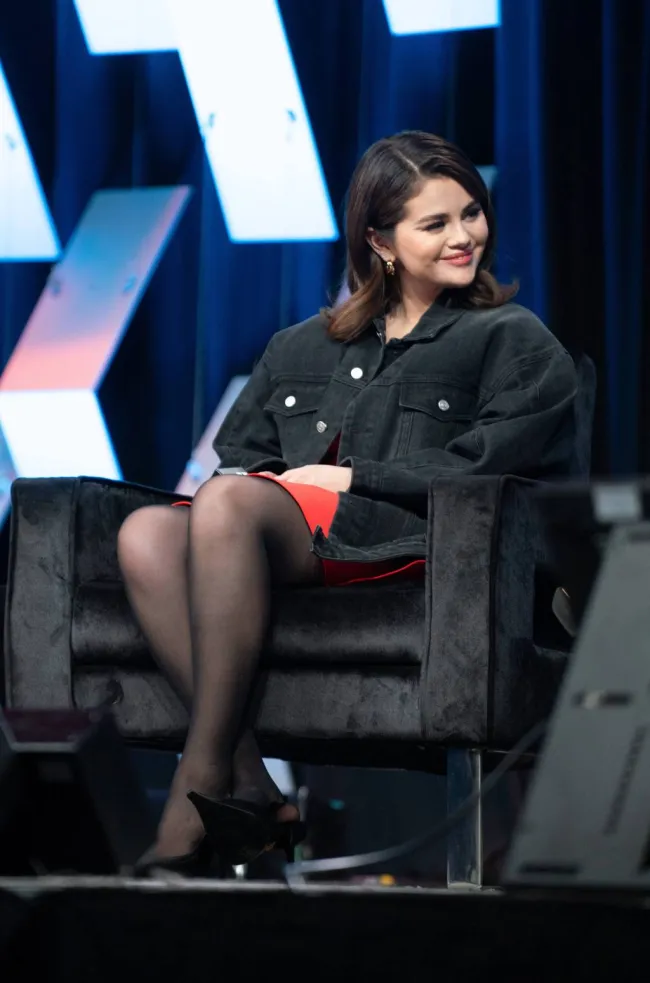 Selena Gómez sentada