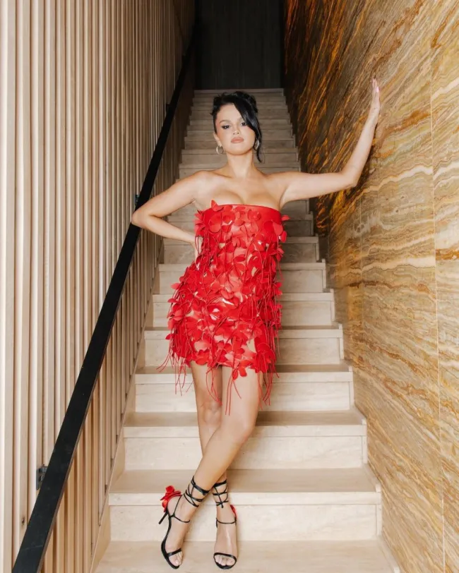 Selena Gómez con un vestido rojo