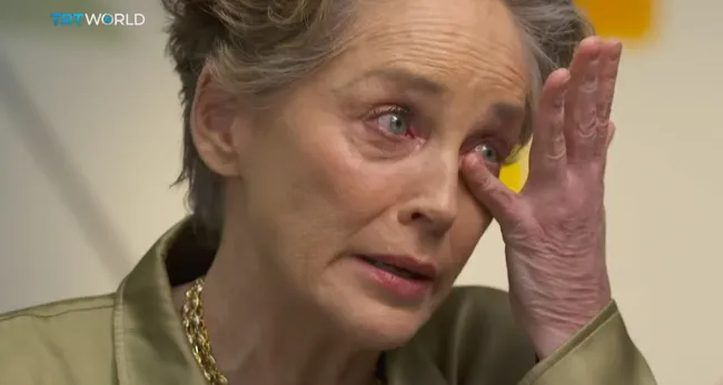 Sharon Stone llorando.