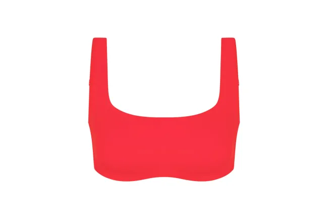 Un top de bikini rojo con escote redondo