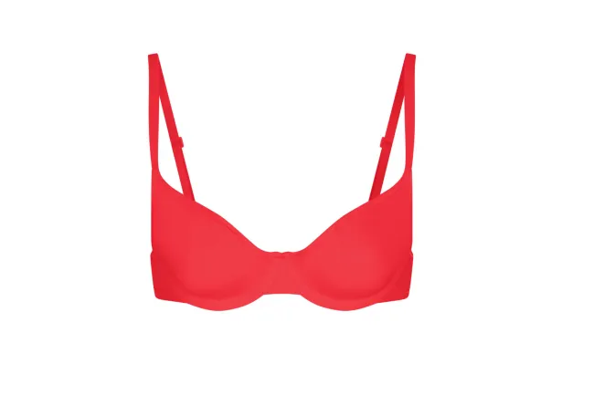 Un top de bikini rojo con aros