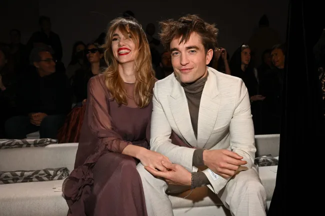 Suki Waterhouse y Robert Pattinson asisten al desfile de moda masculina Dior Otoño 2023.