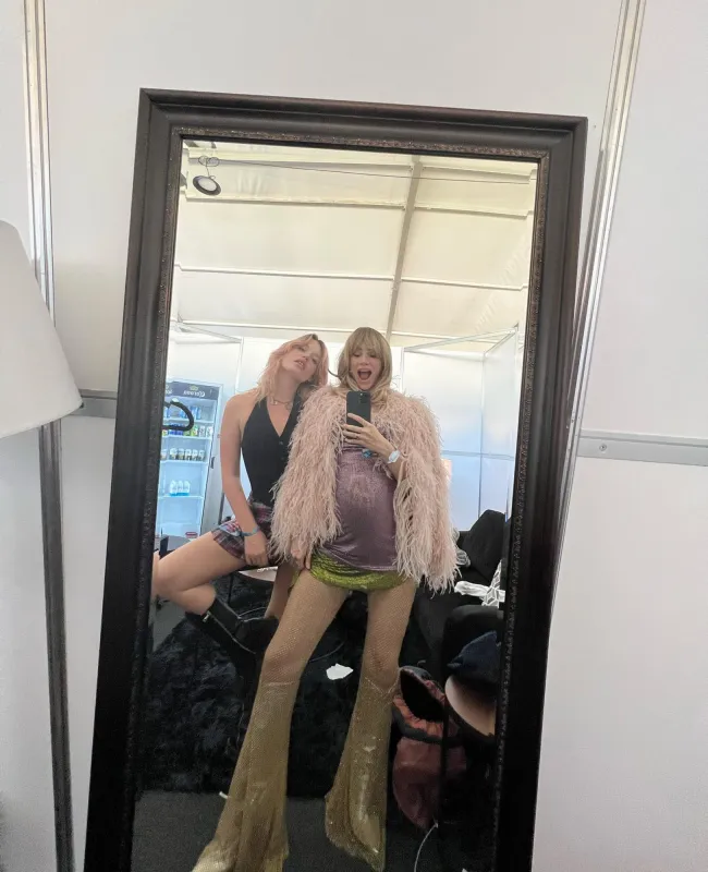 Suki Waterhouse se toma una selfie en el espejo.