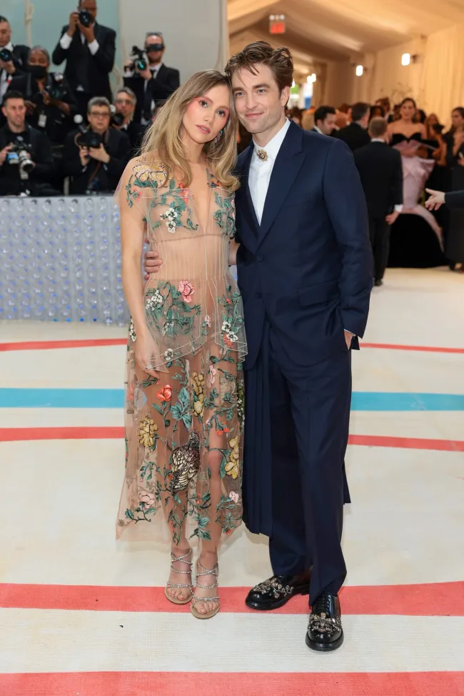 Suki Waterhouse y Robert Pattinson asisten a la Met Gala 2023.
