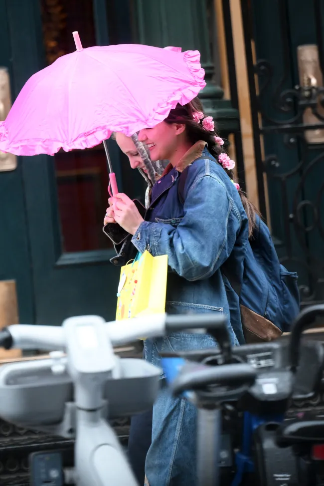 Suri Cruise sosteniendo un paraguas.