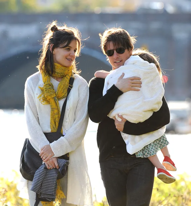 Suri Cruise con su mamá Katie Holmes y su papá Tom Cruise.