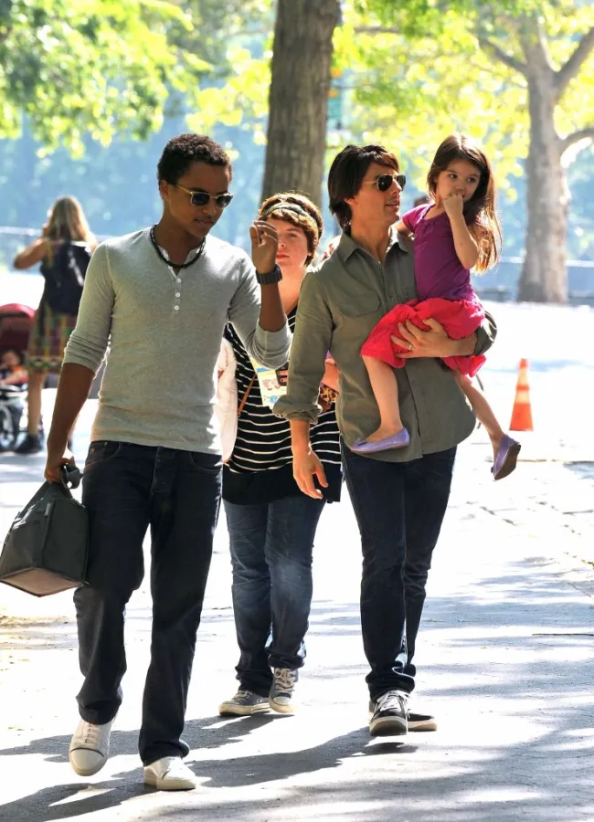 Tom Cruise sostiene a Suri Cruise mientras caminan con Bella y Connor Cruise.