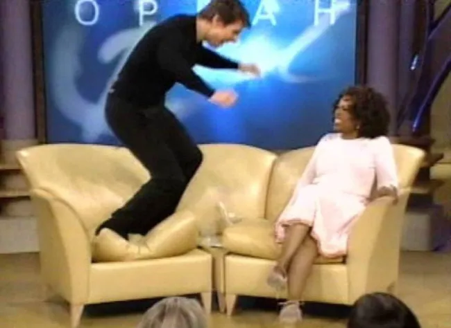 Tom Cruise salta sobre el sofá de Oprah Winfrey.