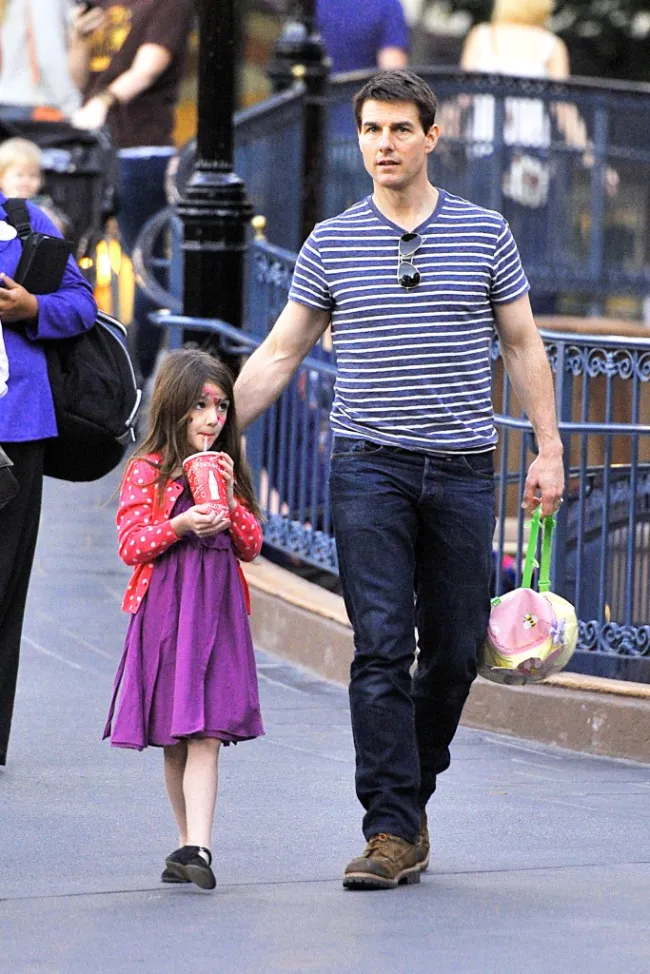 Tom Cruise camina junto a Suri Cruise en Disney Land.