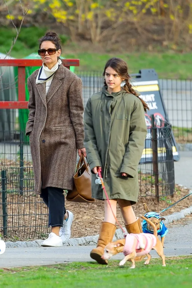 Suri Cruise y Katie Holmes pasean perros en Central Park, Nueva York.