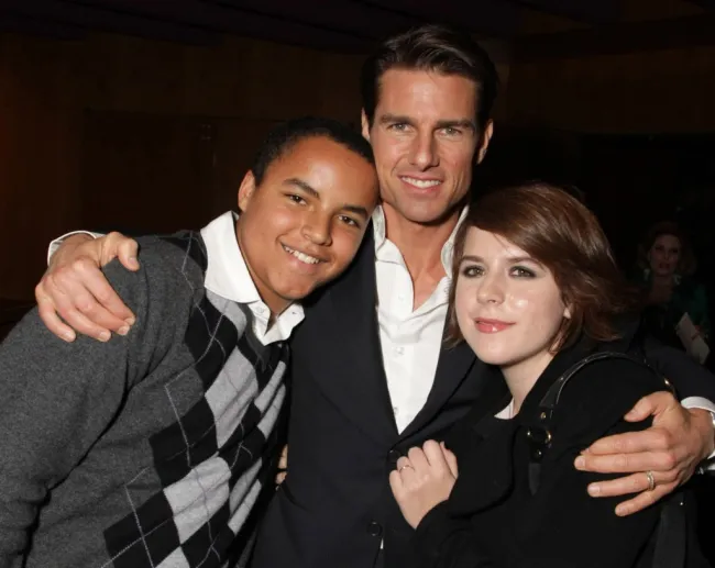 Tom Cruise abraza a sus hijos, Bella y Connor Cruise.