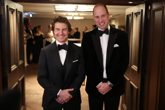 El príncipe William y Tom Cruise posan para fotografías en la cena de gala benéfica de la ambulancia aérea de Londres en febrero.