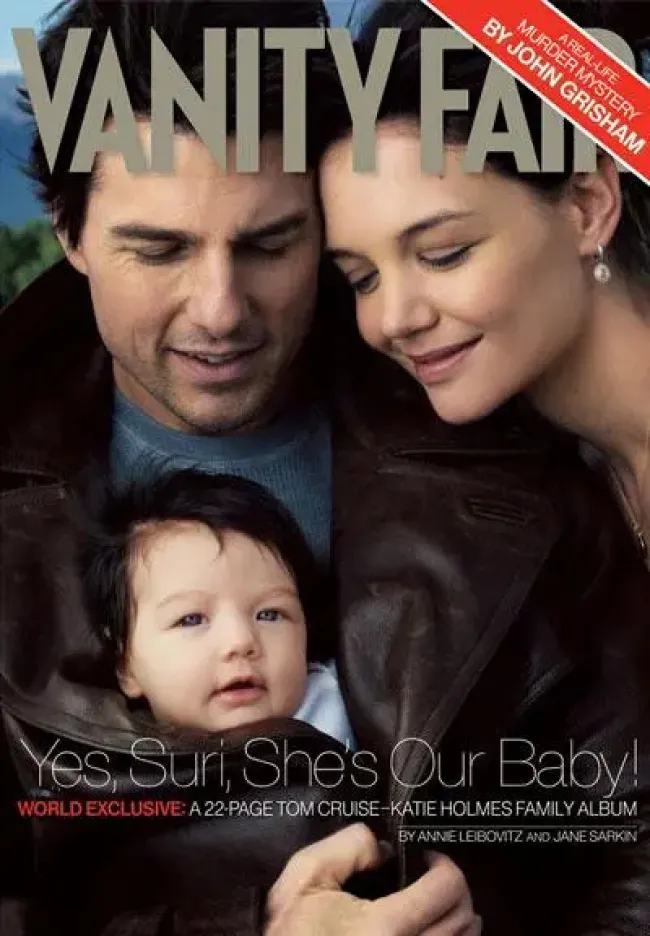 Tom Cruise y Katie Holmes contemplan a la bebé Suri Cruise en la portada de la revista Vanity Fair.