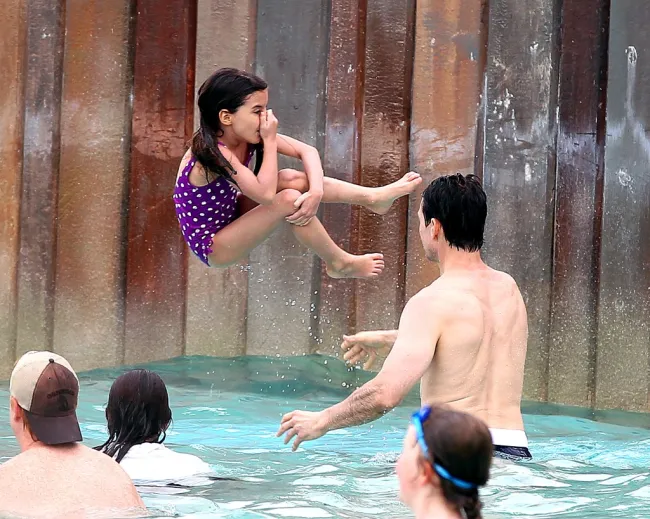 Suri Cruise salta al agua con su padre Tom Cruise en Disney World.