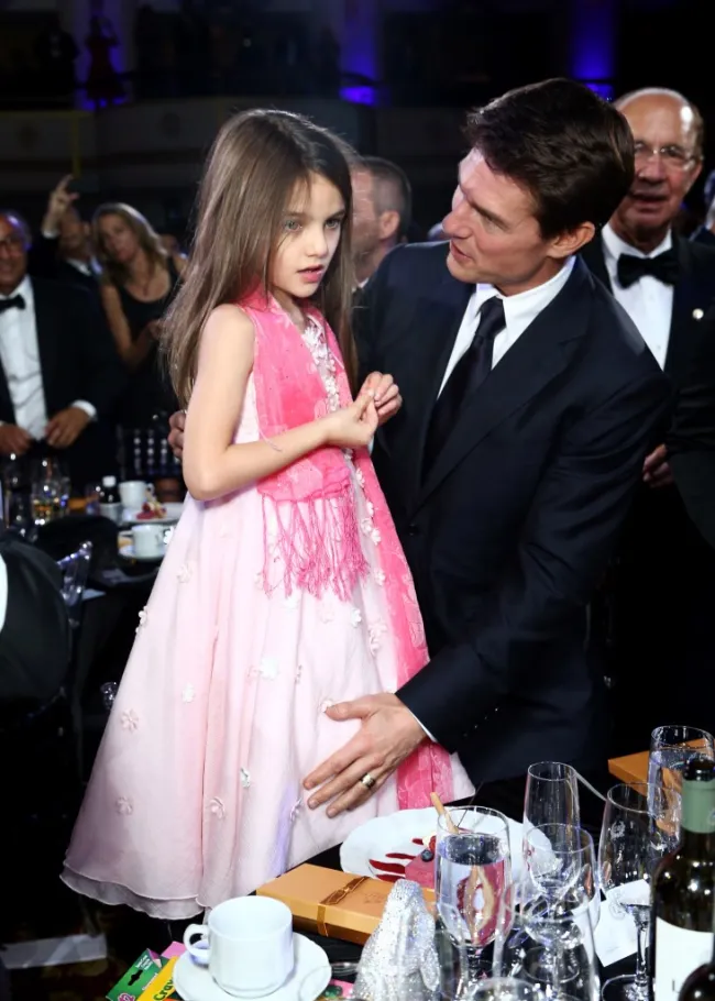 Tom Cruise y Suri Cruise, con vestido rosa, en la entrega de premios Friars Club.