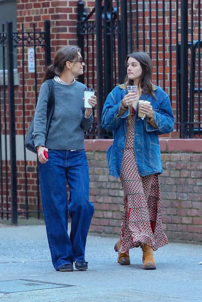 Katie Holmes y Suri Cruise caminando con un café en la ciudad de Nueva York.