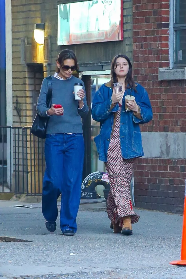Katie Holmes y Suri Cruise caminando con un café en la ciudad de Nueva York.