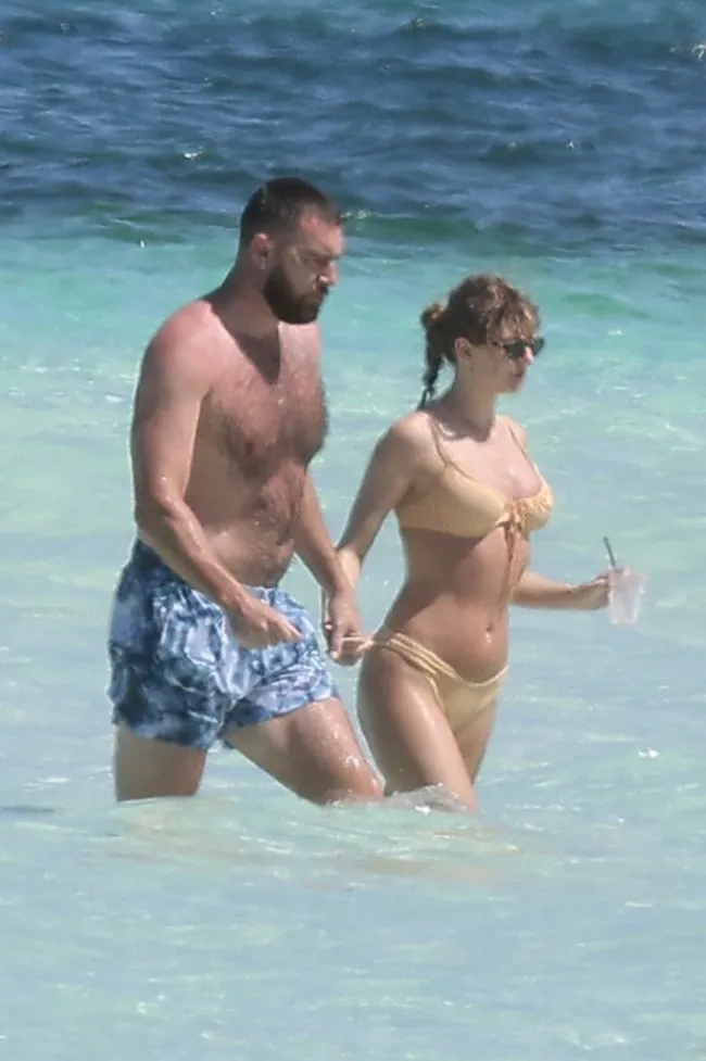 Taylor Swift y Travis Kelce en traje de baño en el océano