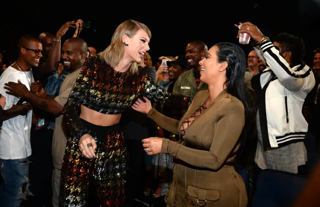 Kim Kardashian y Taylor Swift en los MTV Video Music Awards 2015.