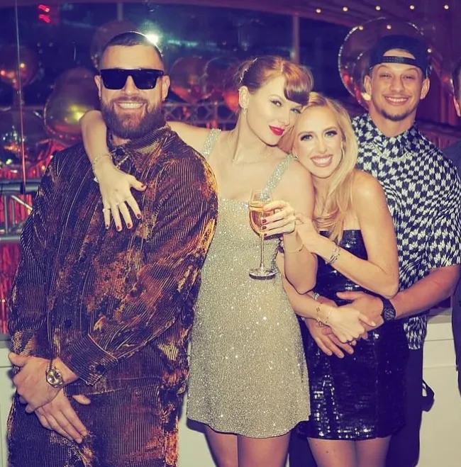 Taylor Swift, Travis Kelce, Brittany Mahomes y Patrick Mahomes en una fiesta.