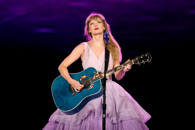 Taylor Swift tocando la guitarra.