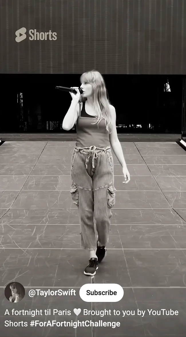 Taylor Swift practicando en el escenario