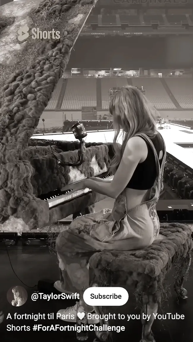 Taylor Swift tocando el piano.