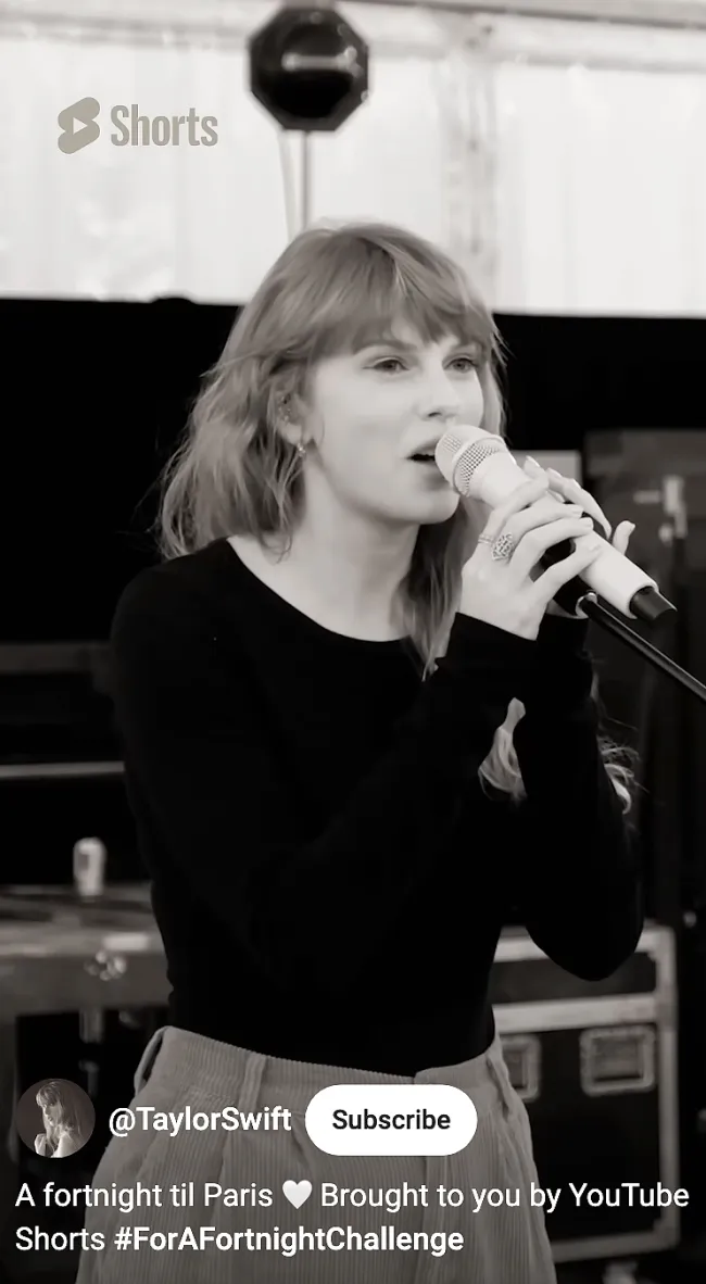 Taylor Swift practicando canto