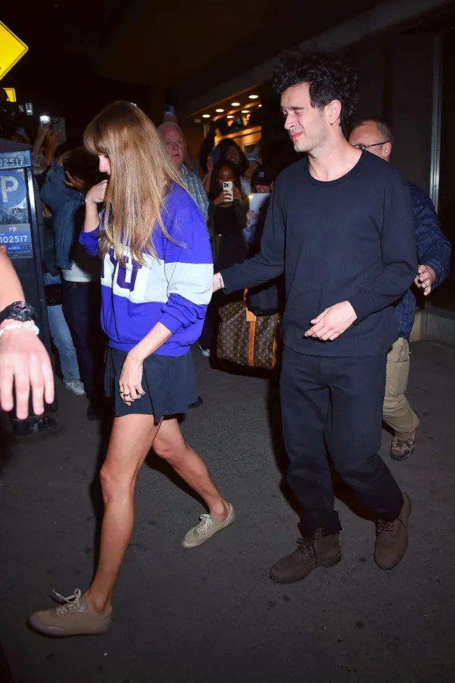 Taylor Swift y Matty Healy caminando