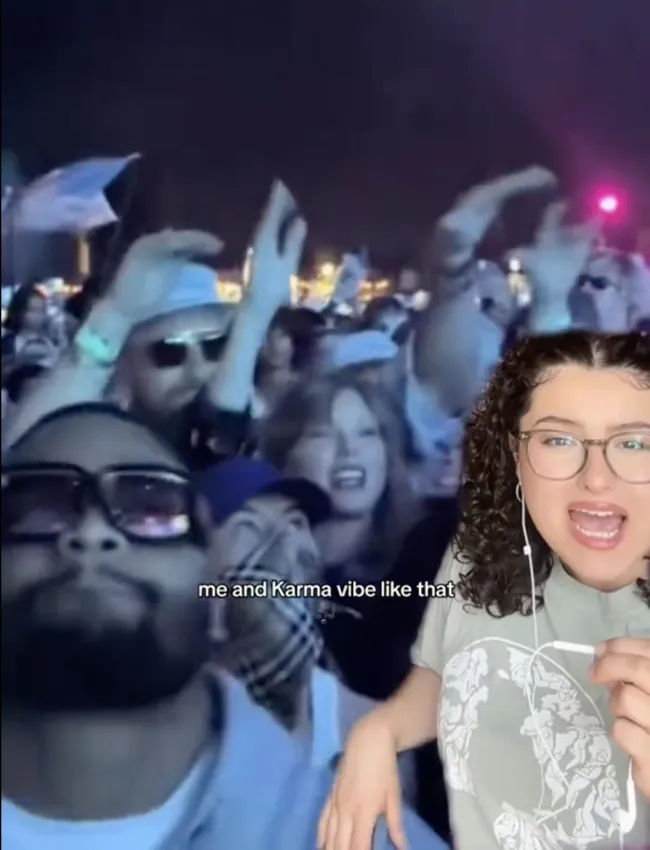 Jackie González interpretando lo que hablaron Taylor Swift y Travis Kelce en Coachella.