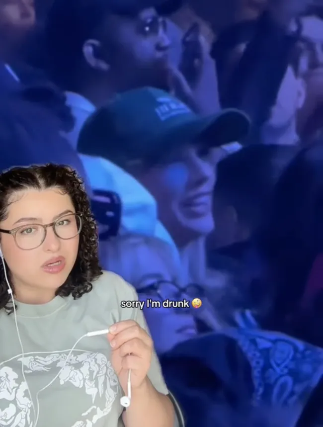 Jackie González interpretando lo que hablaron Taylor Swift y Travis Kelce en Coachella.