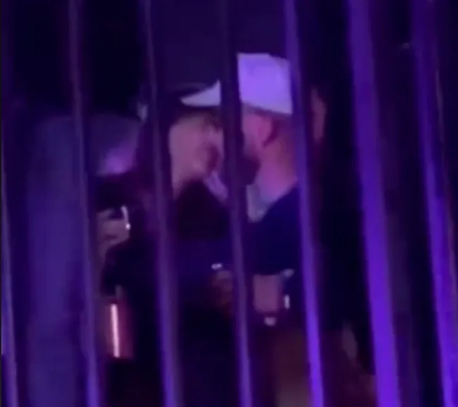 'Spicy' Taylor Swift y Travis Kelce vistos besándose durante la fiesta posterior del Carnaval de Neón de Coachella