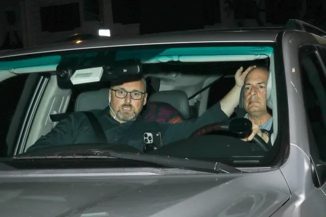 Taylor Swift y Travis Kelce escondidos en un auto.