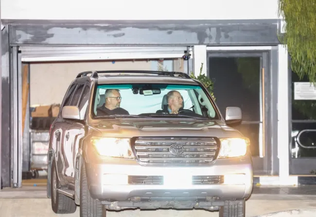 Taylor Swift y Travis Kelce escondidos en un auto.