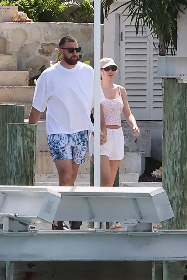Taylor Swift y Travis Kelce tomados de la mano en las Bahamas.